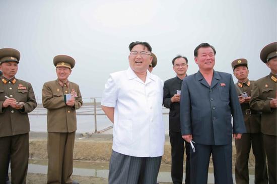 據(jù)朝鮮《勞動新聞》5月24日報(bào)道，朝鮮最高領(lǐng)導(dǎo)人金正恩視察鹽場并親自指導(dǎo)工作。