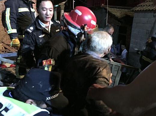 獨居老人正在看電視 兩層樓的老房子突然塌了