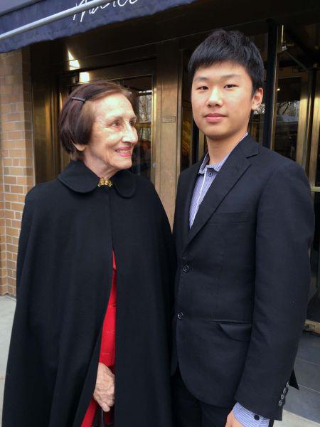 中國男孩卡森（右）拜訪弗朗西絲 .吉洛特女士