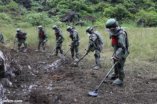 多型號地雷組成的混合型雷場，頗讓工兵頭疼，它們或深埋地下，或藏在石縫里，或掩于溪邊。資料圖