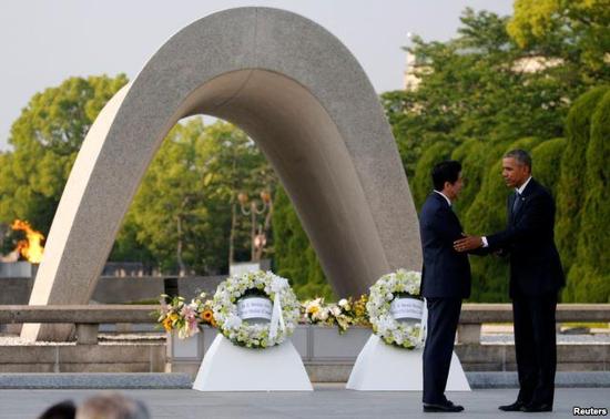 美國(guó)總統(tǒng)奧巴馬和日本首相安倍晉三敬獻(xiàn)花圈.jpg