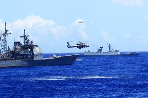中美兩國軍艦并肩航行.jpg