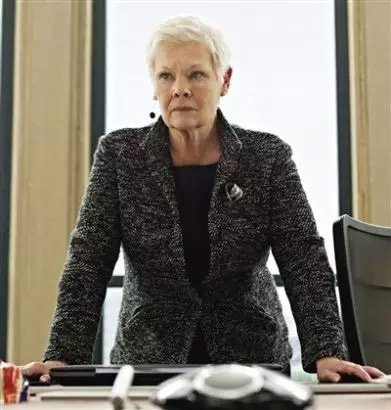 電影中007的上司M女士便是一位“英國大媽”。