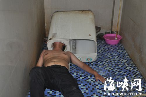 男子檢修洗衣機(jī)，頭卻被卡住了