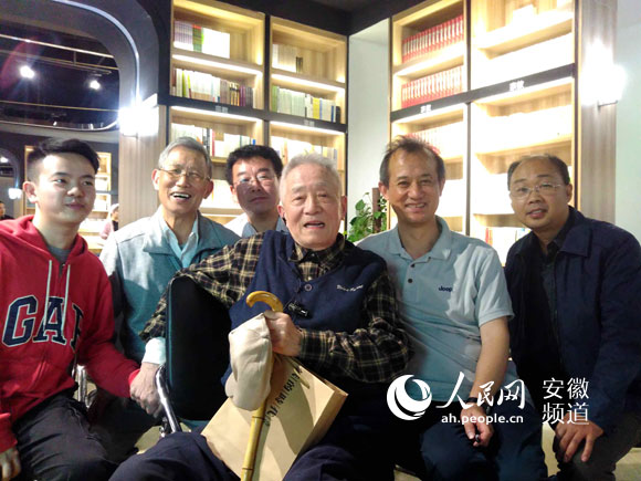 講座結(jié)束后，部分聽眾與李輝合影