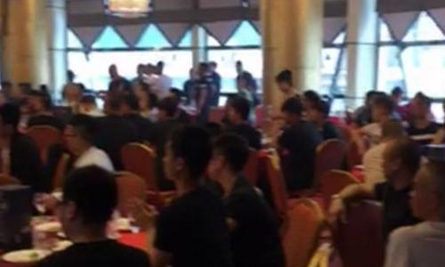 圖為5月23日釋放當(dāng)天，100余名社會(huì)閑雜人員在監(jiān)區(qū)外列隊(duì)聚集、燃放鞭炮，擺宴聚餐