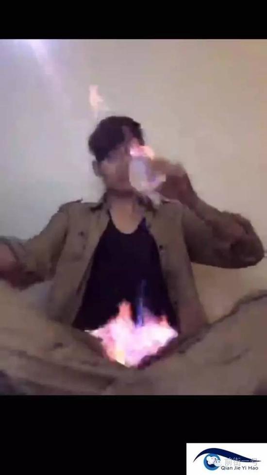 小黃直播視頻“喝火酒”，酒精不慎燒到其襠部。.jpg