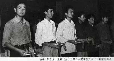 “他寫文章不是一般的好，我作文一般4分，他從來都是5+，”王毅的一位同學(xué)說，“他高考語文考了八九十分，這是非常高的分?jǐn)?shù)，是我們班第一。”