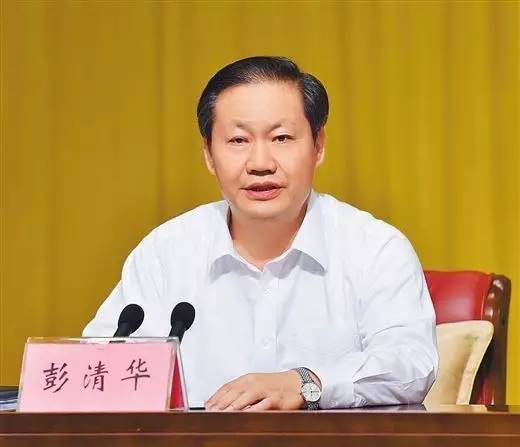 1970年，因父親工作調(diào)動，彭清華也轉(zhuǎn)學(xué)到大冶一中。那時，從彭清華的家到大冶市區(qū)的車很少，為了鍛煉意志，他每天步行20多公里上學(xué)。