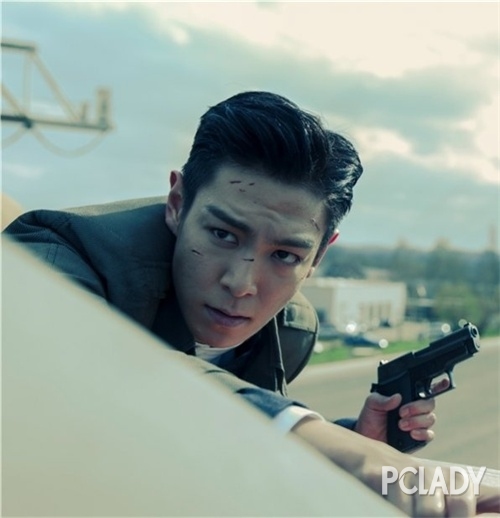 發(fā)蠟將頭發(fā)全部向上抓起