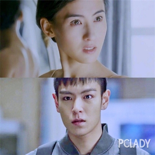 眼眶含淚深情對望