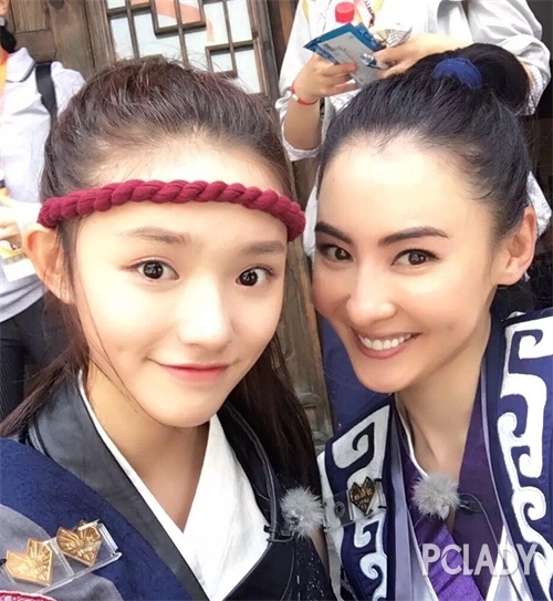 高高束起的馬尾露出精致的五官