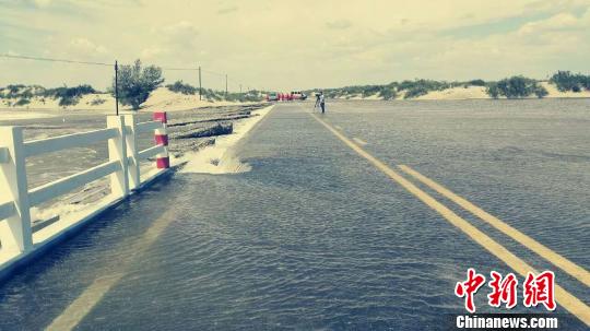 圖為被水沖的省道229線。張軍強攝