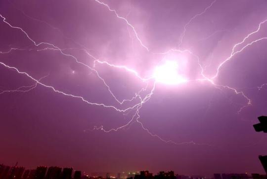 河南鄭州今天凌晨遭遇雷電暴雨襲擊