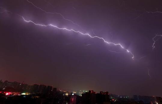 河南鄭州今天凌晨遭遇雷電暴雨襲擊