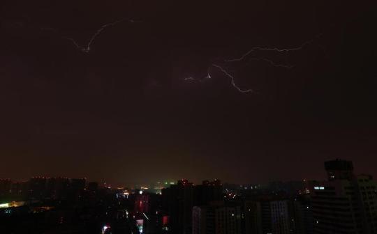 河南鄭州今天凌晨遭遇雷電暴雨襲擊