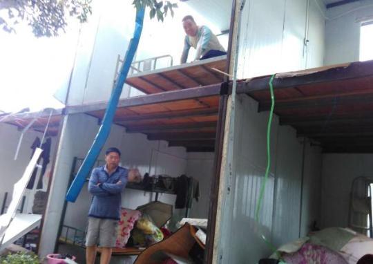 一個建筑工地的工人宿舍被大風(fēng)摧毀，宿舍活動板房的墻壁被風(fēng)刮飛。