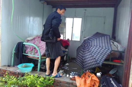 一個建筑工地的工人宿舍被大風(fēng)摧毀，宿舍活動板房的墻壁被風(fēng)刮飛。