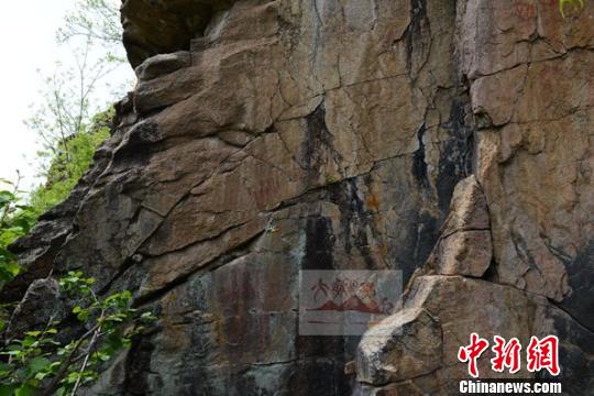 圖為此次大興安嶺地區(qū)發(fā)現(xiàn)的巖畫之一 崔越領(lǐng) 攝