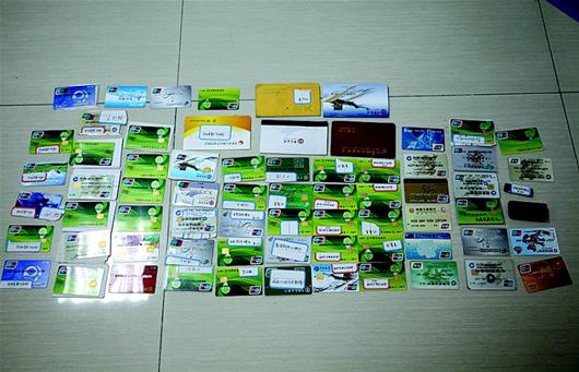 繳獲的該組織成員銀行卡,卡內(nèi)資金逾千萬元。