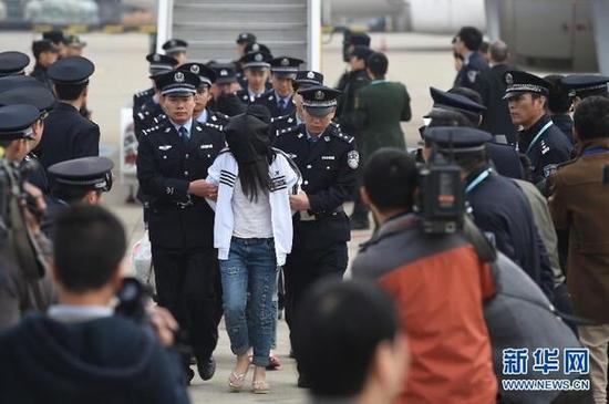 2015年11月10日，在杭州蕭山國際機(jī)場，78名犯罪嫌疑人被浙江警方從柬埔寨押解回國。