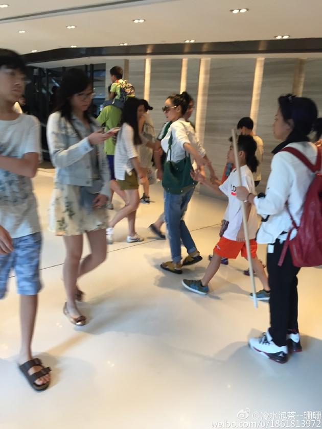 張柏芝牽兩個兒子逛街