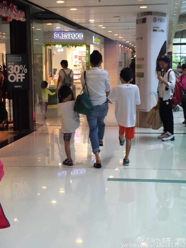 張柏芝牽兩個兒子逛街