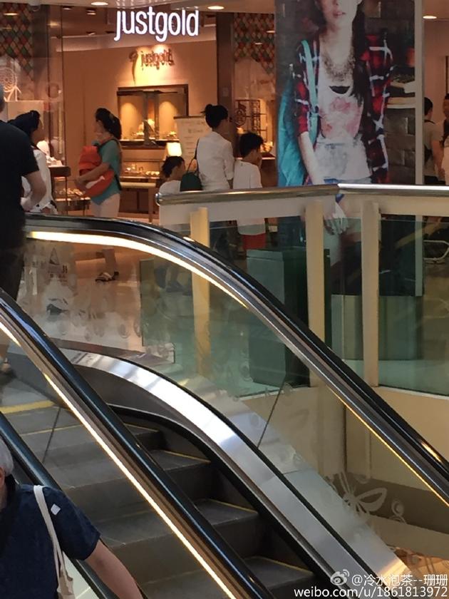 張柏芝牽兩個兒子逛街