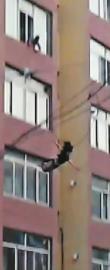 丈夫抓住懸在窗外妻子 失去力氣后放手妻子墜亡