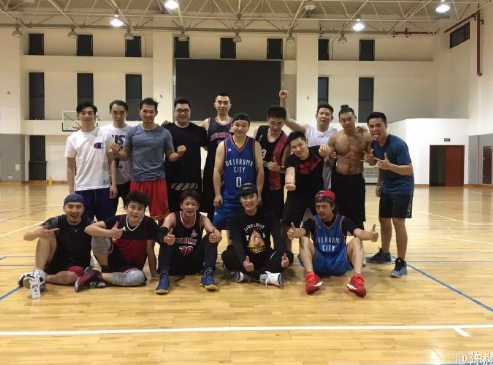 陳赫鄧超夜里運(yùn)動(dòng)了一把 老鄧頭胡子拉碴顯老態(tài)