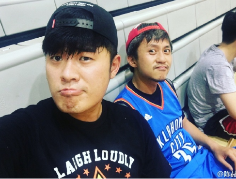 陳赫鄧超夜里運(yùn)動(dòng)了一把 老鄧頭胡子拉碴顯老態(tài)