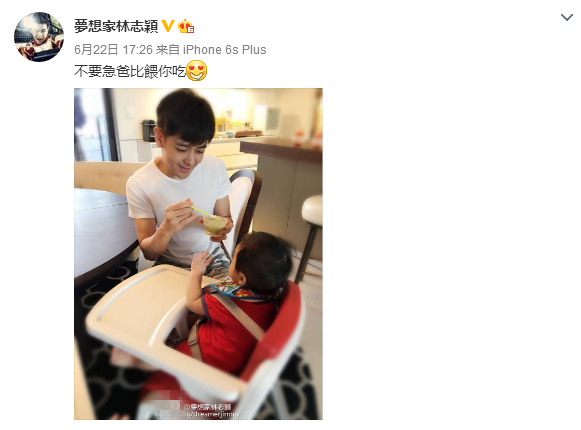 爸比林志穎“賢惠”喂寶寶 41歲嫩得像娃哥哥