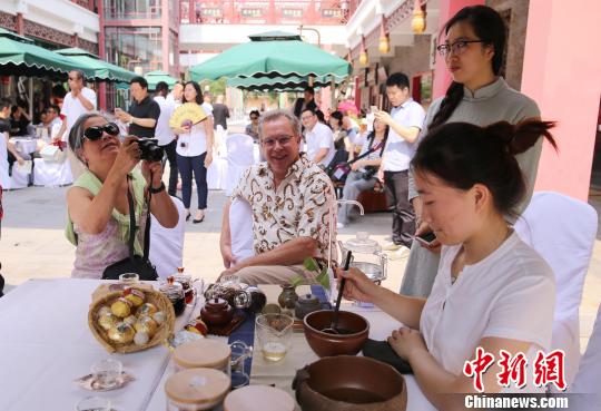 6月26日，外國人士體驗(yàn)中國茶文化。韓海丹 攝