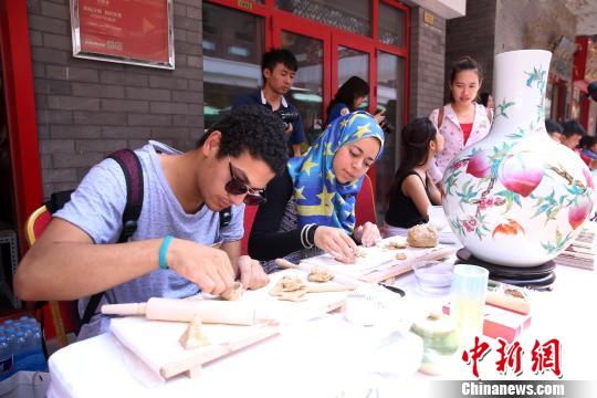6月26日，外國人士體驗(yàn)制作中國非遺藝術(shù)品。韓海丹 攝