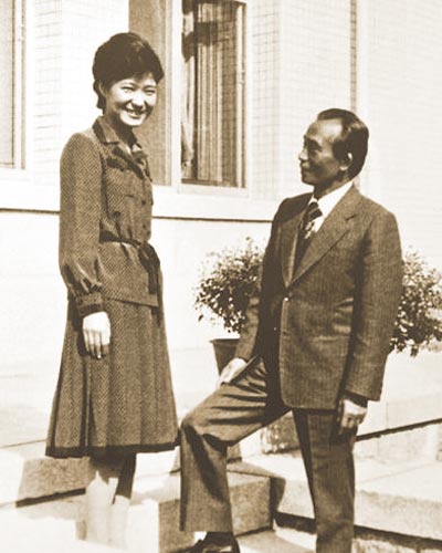 1977年，25歲的樸槿惠與父親合影。.jpg