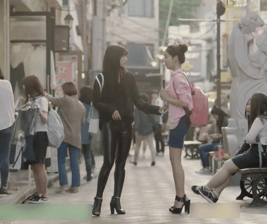 全黑的純色look流暢簡潔，尤其配上樸信惠這雙剛瘦下來的大長腿，一個(gè)字：美！