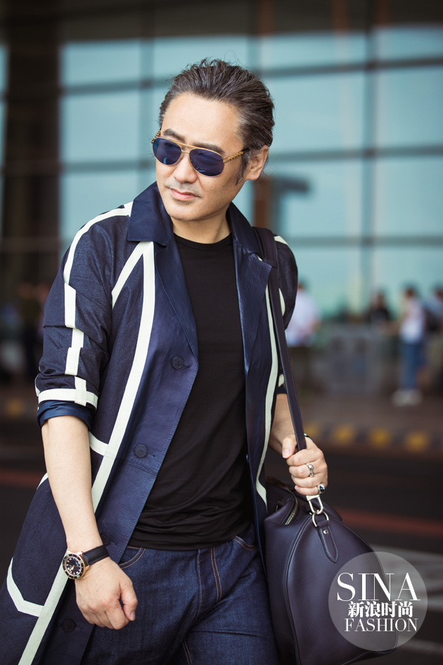 吳秀波啟程巴黎機場街拍