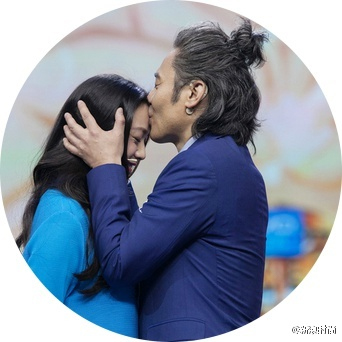 梳著半丸子頭的波叔