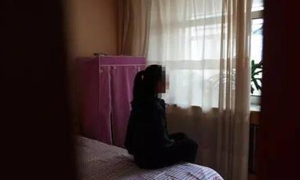 被性侵女生坐在家中.jpg