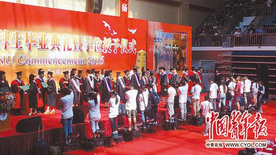 校長畢業(yè)典禮金句比拼：戳心窩接地氣趕時髦