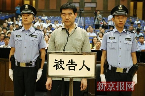 犯罪嫌疑人孫新正在法庭上受審。
