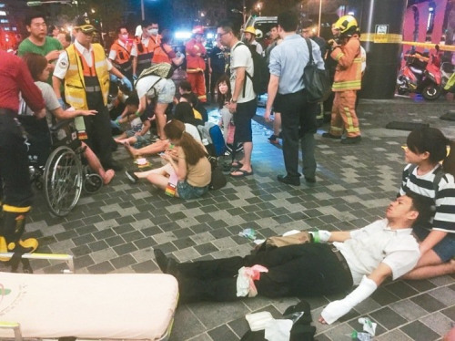 臺鐵1258次區(qū)間車爆炸多人受傷，現(xiàn)場驚叫連連，乘客驚慌奔逃等待救援。記者王騰毅 攝