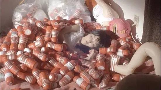 《我們都是超能力者》劇照，演員真野惠里菜躺在一堆Tenga里