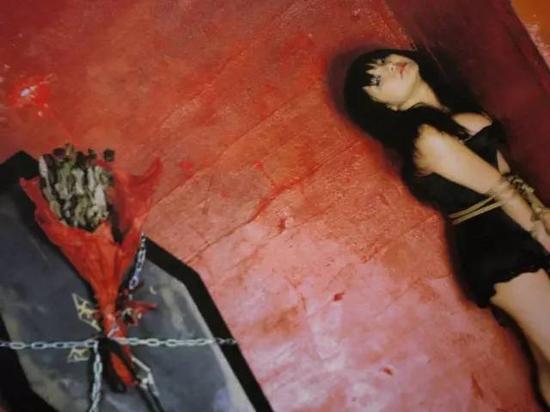 日本攝影藝術(shù)家荒木經(jīng)惟作品《愛(ài)奴ルンルン》（新潮社出版），模特花井美里，繩師有末剛。