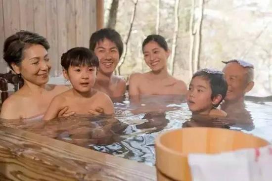 現(xiàn)在日本社會(huì)依然保留著混浴傳統(tǒng)，但多是一家人為主，而且必須嚴(yán)格遵守禮儀與規(guī)范