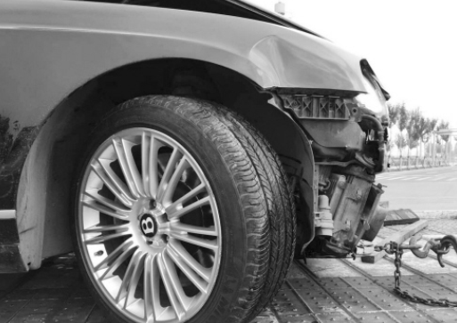 700萬豪車迎親路上撞翻面包車 修車費恐達百萬