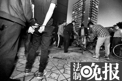 執(zhí)法人員帶嫌疑人在芳群園小區(qū)指認(rèn)現(xiàn)場  攝/記者 柴程