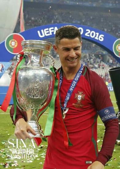 C羅捧杯，給你個喜悅的小眼神