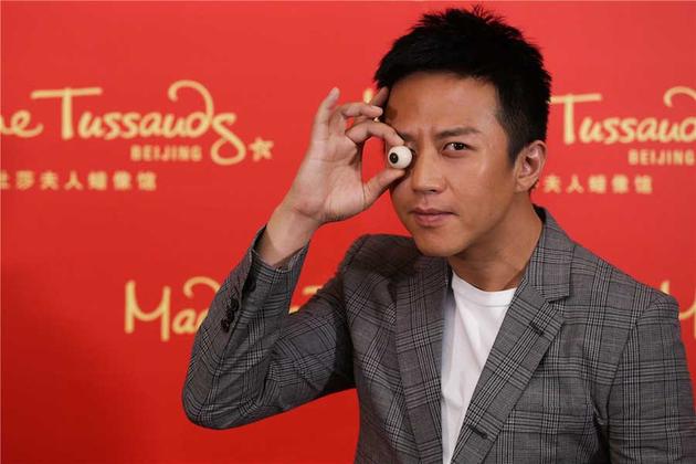 “假眼”鄧超擺POSE