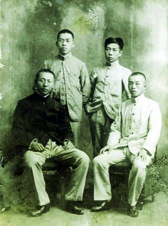 魯迅與紹興籍留日學生合影，1904年攝于日本東京。